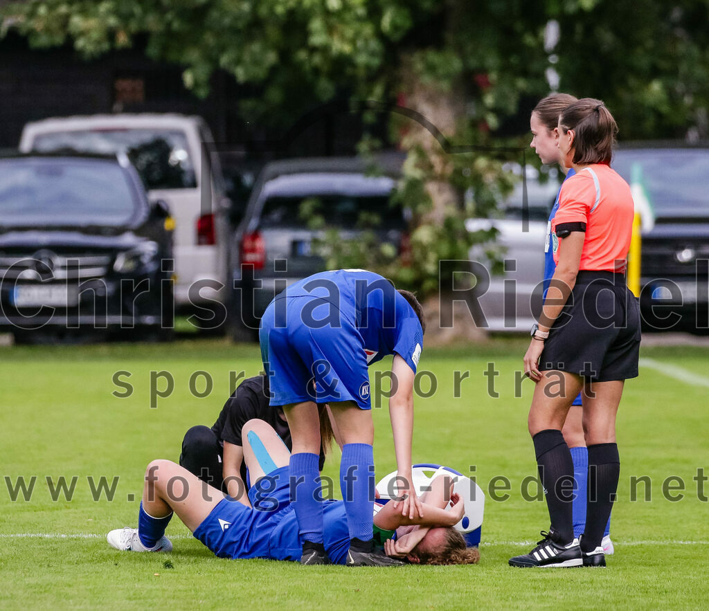 2023-10-07_067_FC_Forstern_gegen_Karlsruher_SC | Forstern, Deutschland, 07.10.2023:
Fußball, B-Juniorinnen-Bundesliga Süd 2023 / 2024, 4. Spieltag, FC Forstern gegen Karlsruher SC, Endergebnis: 1:1

Paulina Rothenberger (Karlsruher SC, #9), Schiedsrichterin Marie-Theres Mühlbauer

Foto: Christian Riedel / fotografie-riedel.net