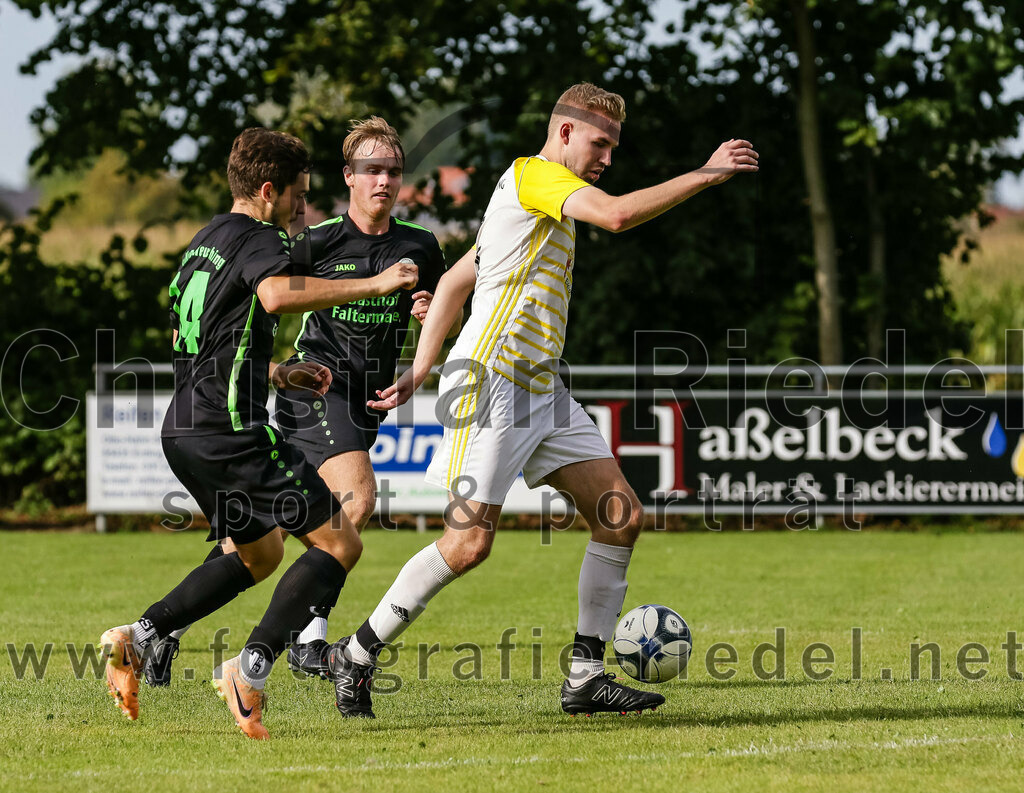 2023-09-17_071_SpVgg_Neuching_gegen_FC_Langenpreising | Neuching, Deutschland, 17.09.2023:
Fußball, A-Klasse 2023 / 2024, 7. Spieltag, SpVgg Neuching gegen SpVgg Langenpreising, Endergebnis: 5:1

Louis Schmid (SpVgg Neuching, #14), Maximilian Hösl (SpVgg Langenpreising, #6)

Foto: Christian Riedel / fotografie-riedel.net