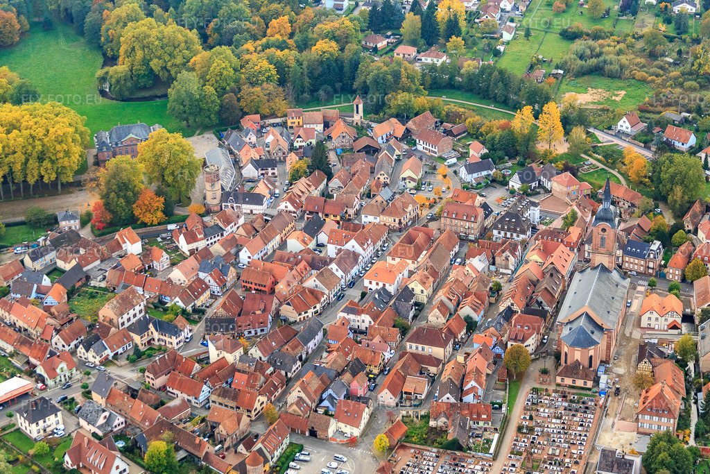 Vue aérienne: Centre-ville avec l'église Saint-Michel de Reichshoffen depuis l'est à Reichshoffen dans le département Bas Rhin, France – .Photo: IMG_084861.jpg prise le 24/10/2015 par Werner Riehm/FLY-FOTO.eu – Résolution de l'original: 5169 x 3446 px