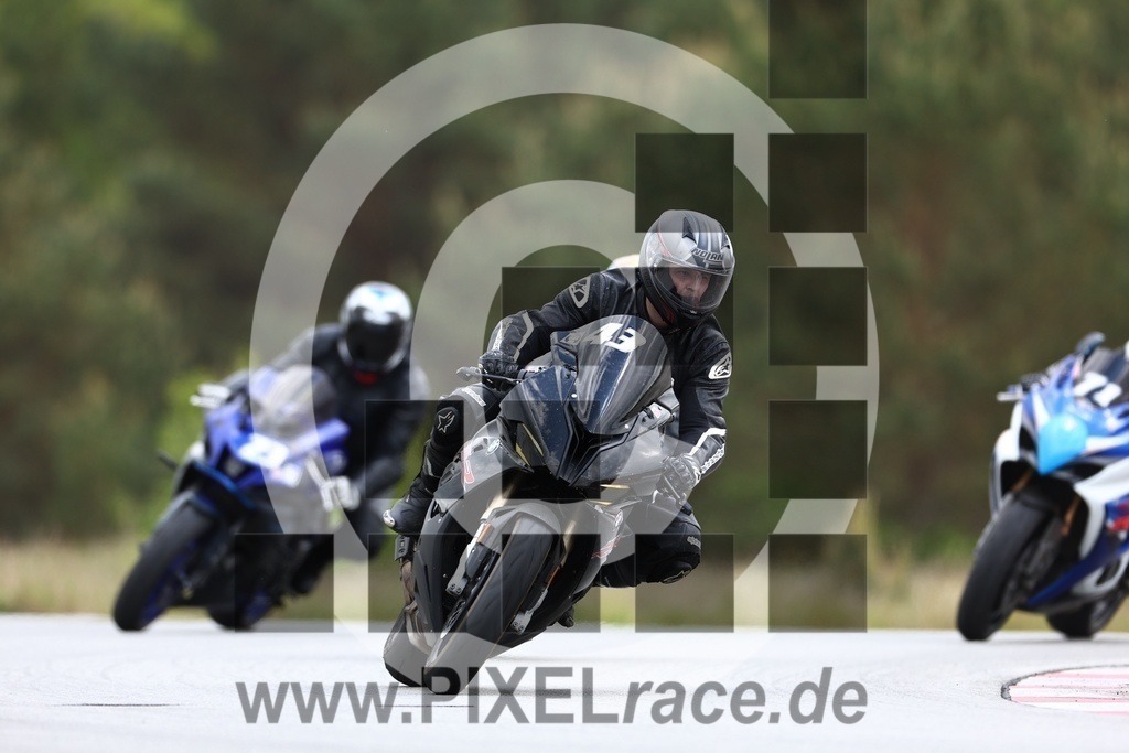 0043-20240511_03819 | Schöne Erinnerungen an spannende Momente - das festzuhalten ist unser Job. PIXELrace.de ist seit 2003 auf den Rennstrecken Europas unterwegs um die Action draußen beim Fahren und die wunderbare Stimmung imm Fahrerlager für euch einzufangen.