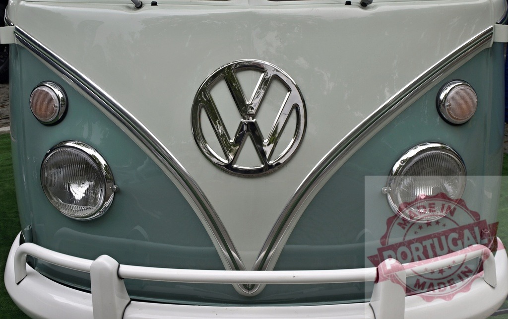Volkswagen Transporter microbus front showing iconic logo and headlights | Volkswagen Transporter T1 front view with chrome emblem, headlights, and vintage design - Realisiert mit Pictrs.com