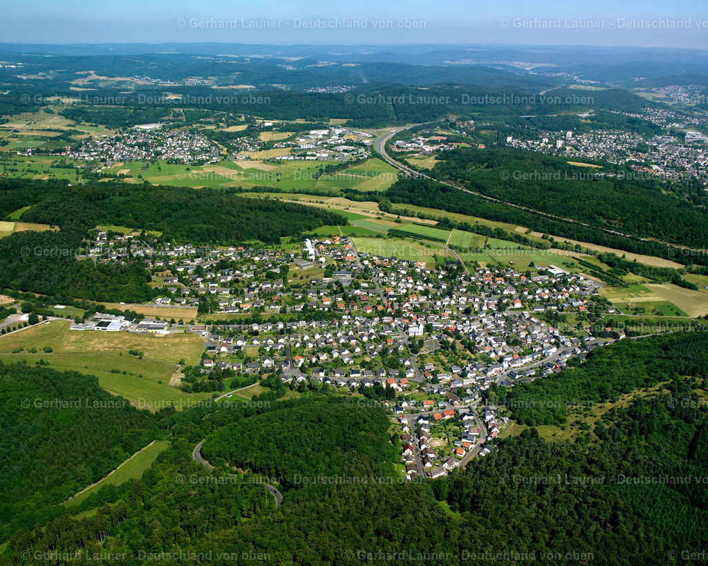 2610466 | MERKENBACH 09.06.2006 Von Wald und Forstgebieten umgebener Ortskern der Straßen und Häuser und Wohngebiete in Merkenbach im Bundesland Hessen, Deutschland // Surrounded by forest and forest areas center of the streets and houses and residential areas in Merkenbach in the state Hesse, Germany Foto: Gerhard Launer