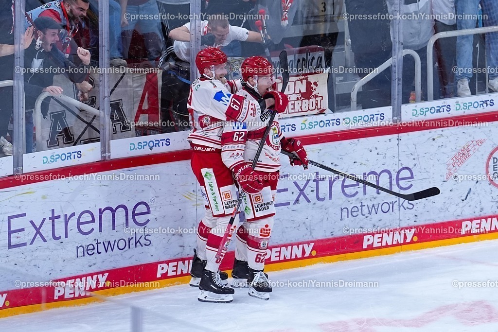 xYDRx19102501034 | 19.10.2025, xydrx, Eishockey, DEL2, Düsseldorfer EG - EV Landshut, PSD Bank Dome Düsseldorf: Torjubel nach dem Tor zum 3:2 für den EV Landshut durch Torschütze Tor Immo (EV Landshut #62) zusammen mit Stanislav Dietz (EV Landshut #67)