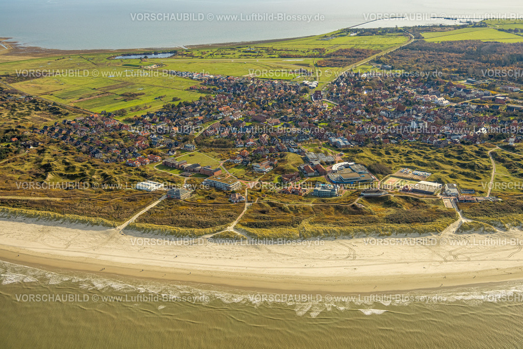 Wittmund251105668Langeoog | Luftbild, Ostfriesische Insel Langeoog, Ortsansicht Wohngebiet mit Meerwasserbad Freizeitbad Erlebnisbad Langeoog mit Strandhalle, Strandhotel Die Sandburg Langeoog und Silt und Sand Langeoog, Haus Kloster Loccum und Sporthus Tischtennishalle Langeoog, daneben Baustelle mit Neubau, Langeoog, Norddeutschland, Ostfriesland, Niedersachsen, Deutschland