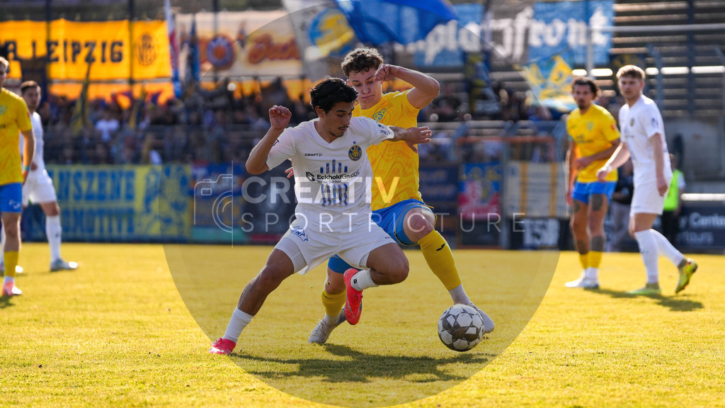 Fußball, Herren, Saison 2025/2026, Regionalliga Nordost, 24. Spieltag, FSV 63 Luckenwalde vs. 1.FC Lokomotive Leipzig, Samstag 28.02.2026, Werner-Seelenbinder-Stadion Luckenwalde, | Fußball, Herren, Saison 2025/2026, Regionalliga Nordost, 24. Spieltag, FSV 63 Luckenwalde vs. 1.FC Lokomotive Leipzig, Samstag 28.02.2026, Werner-Seelenbinder-Stadion Luckenwalde, Im Bild: Eren Öztürk (l. Leipzig) und Tim Meyer (r. Luckenwalde) - Realisiert mit Pictrs.com