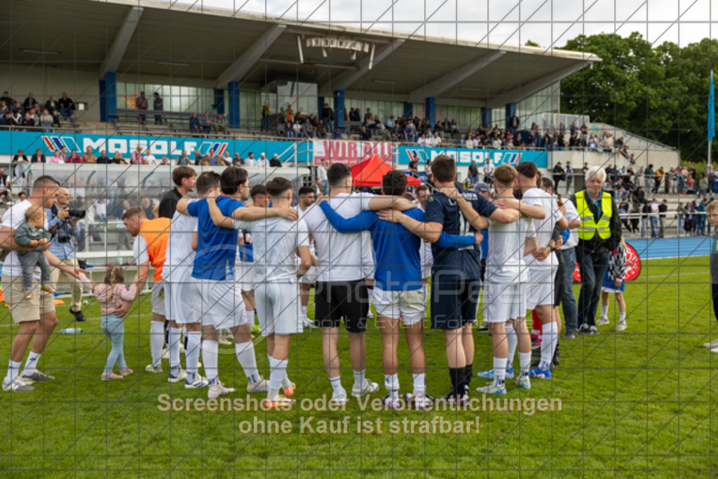 20250529_183050_0239 | #,  VfL Kirchheim (blau) vs. 1.FC Eislingen (weiß), Fußball, Bezirkspokal Finale - Bezirk Neckar/Fils, 2024/2025, Rasenplatz VfL Stadion Kirchheim, Jesinger Straße 105, 73230 Kirchheim, 29.05.2025 - 16:30 Uhr,Foto: PhotoPeet-Sportfotografie/Peter Harich