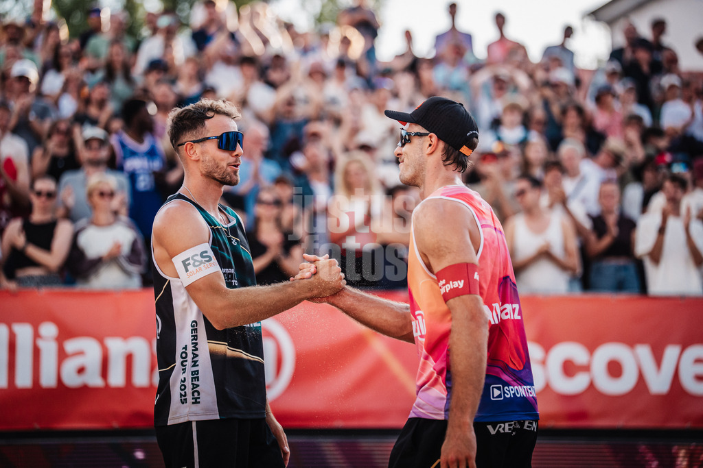 Beachvolleyball | Männer | Allianz German Beach Tour 2025 | Tourstop Berlin | 17.08.2025 | v.l. Jonas Sagstetter und Moritz Pristauz klatschen ein nach dem Finale