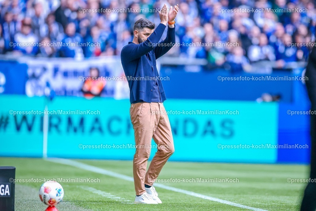 S0419042601002 | 19.04.2026, Fußball, FC Schalke 04 - SC Preußen Münster, 30. Spieltag, 2. Fußball Bundesliga, Veltins-Arena Gelsenkirchen, Saison 2025 2026: Cheftrainer Miron Muslic (Schalke04) gestikulierend am Spielfeldrand   DFB regulations prohibit any use of photographs as image sequences and or quasi-video.