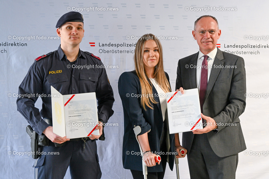 Polizei_ Ehrung verdienter Beamten_ 21.03.2023-35 | 21.03.2023, Petzoldstrasse, AUT, Polizei Stuetzpunkt SIG, Ehrung verdienter Beamte, im Bild geehrte Beamte und BM Gerhard Karner (VP, Inneres)
