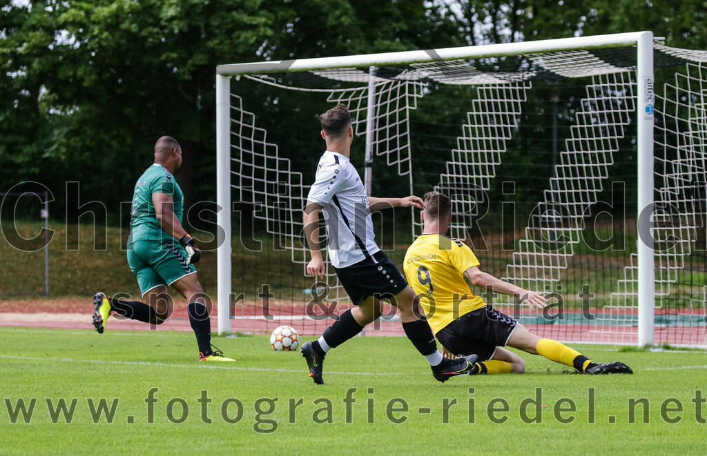 2023-07-23_039_SV_Anzing_gegen_SC_Kirchasch | Anzing, Deutschland, 23.07.2023:
Fußball, Kreisliga 2023 / 2024, Testspiel, SV Anzing gegen SC Kirchasch, Endergebnis: 5:1

Torwart Sven Kouame (SC Kirchasch, #1), Granit Lezi (SV Anzing, #18), Markus Zollner (SC Kirchasch, #9)

Foto: Christian Riedel / fotografie-riedel.net