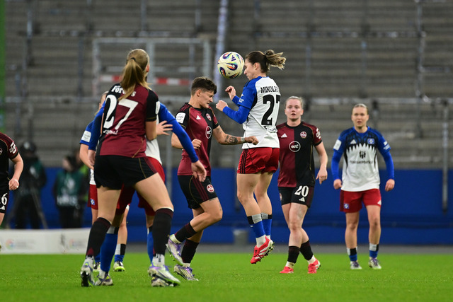 Fußball I Frauen I Saison 2025-2026 I Bundesliga I 10. Spieltag I Hamburger SV - 1. FC Nürnberg I 48298 | Aneta Polaskova (26, 1. FC Nürnberg) Maria Mikolajova (27, Hamburger SV) - Realisiert mit Pictrs.com