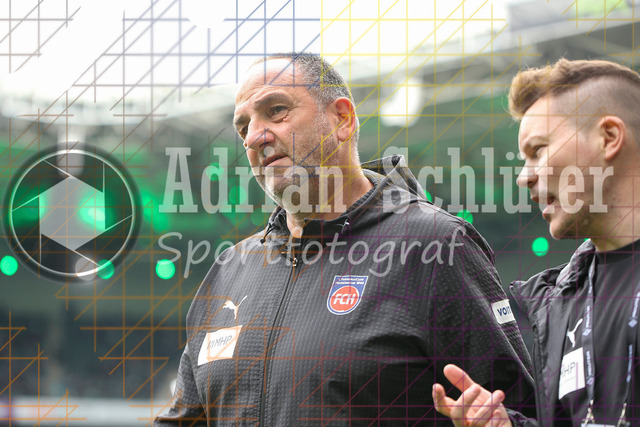 04.04.2026, GER, Fussball, Herren, 1. BL, Saison 2025/2026, Borussia Mönchengladbach - 1. FC Heidenheim | Trainer Frank Schmidt (Heidenheim) schaut 