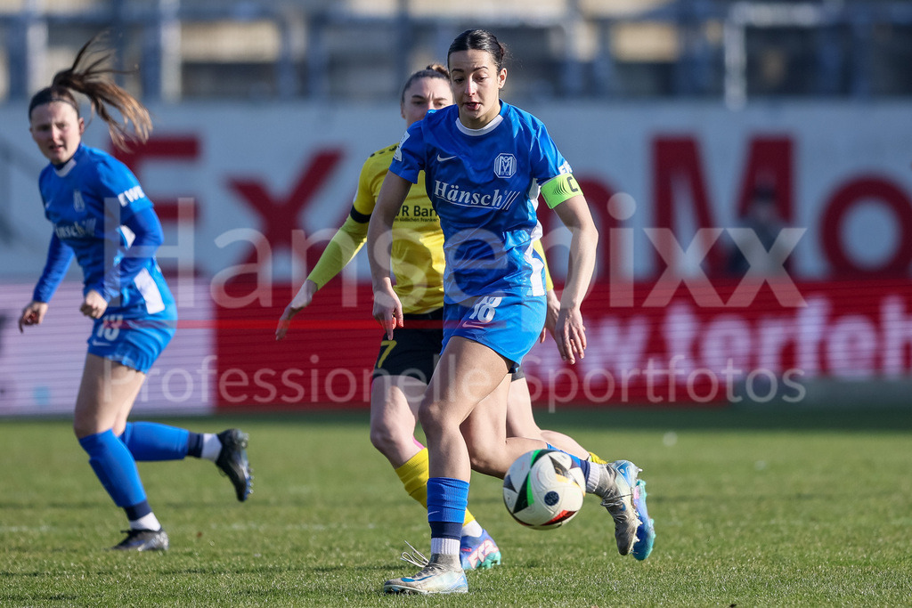 Fussball, 2. Frauen-Bundesliga, SV Meppen - SV 67 Weinberg | v.li.: Selma Licina (SV Meppen, 18) am Ball, Einzelbild, Ganzkörper, Aktion, Action, Spielszene, DIE DFB-RICHTLINIEN UNTERSAGEN JEGLICHE NUTZUNG VON FOTOS ALS SEQUENZBILDER UND/ODER VIDEOÄHNLICHE FOTOSTRECKEN. DFB REGULATIONS PROHIBIT ANY USE OF PHOTOGRAPHS AS IMAGE SEQUENCES AND/OR QUASI-VIDEO.