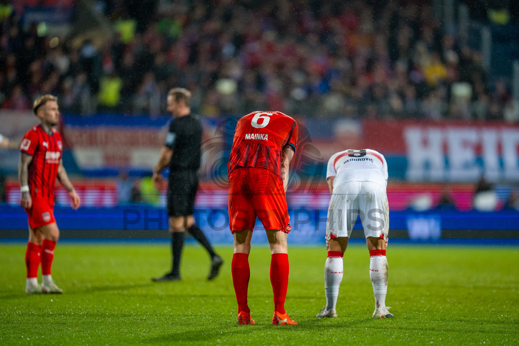 1. FC Heidenheim vs. VfB Stuttgart, Fussball, 1. Bundesliga, 23. Spieltag, Saison 2025/2026, 22.02.2026 | Patrick Mainka (1. FC Heidenheim 1846, #06) und Ermedin Demirovic (VfB Stuttgart, #09),1. FC Heidenheim vs. VfB Stuttgart, Fussball, 1. Bundesliga, 23. Spieltag, Saison 2025/2026, 22.02.2026Foto: photosbyphips/Philip Ziegler