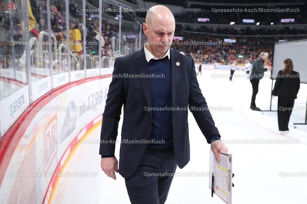 DEG12012501043 | 12.01.2025, Eishockey, Penny DEL, Düsseldorfer EG - Eisbären Berlin, PSD-BANK Dome: Cheftrainer Steven Reinprecht (DEG) sichtlich angespannt nach dem Spiel