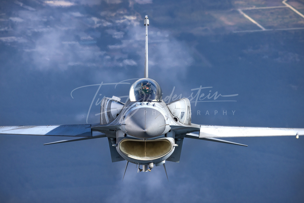 Polish Air Force F-16 Fighting Falcon | Buy high-quality aviation and travel photography prints by professional photographer Timo Breidenstein. Authentic images, professionally printed, worldwide shipping. - Realisiert mit Pictrs.com
