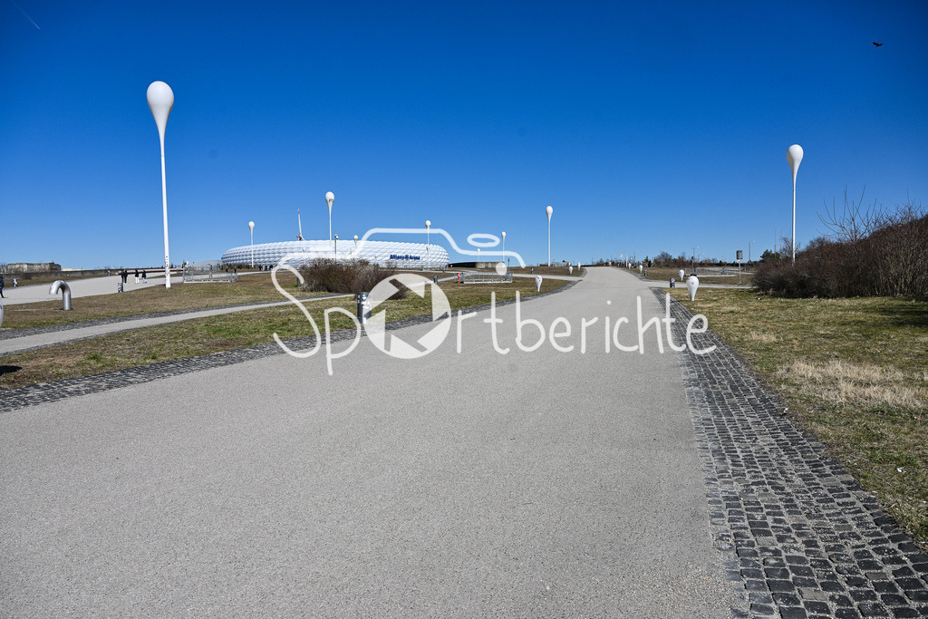 Allianz Arena | Die Esplanade in Muenchen Froettmaning mit Blick auf die Allianz Arena, Symbolbild