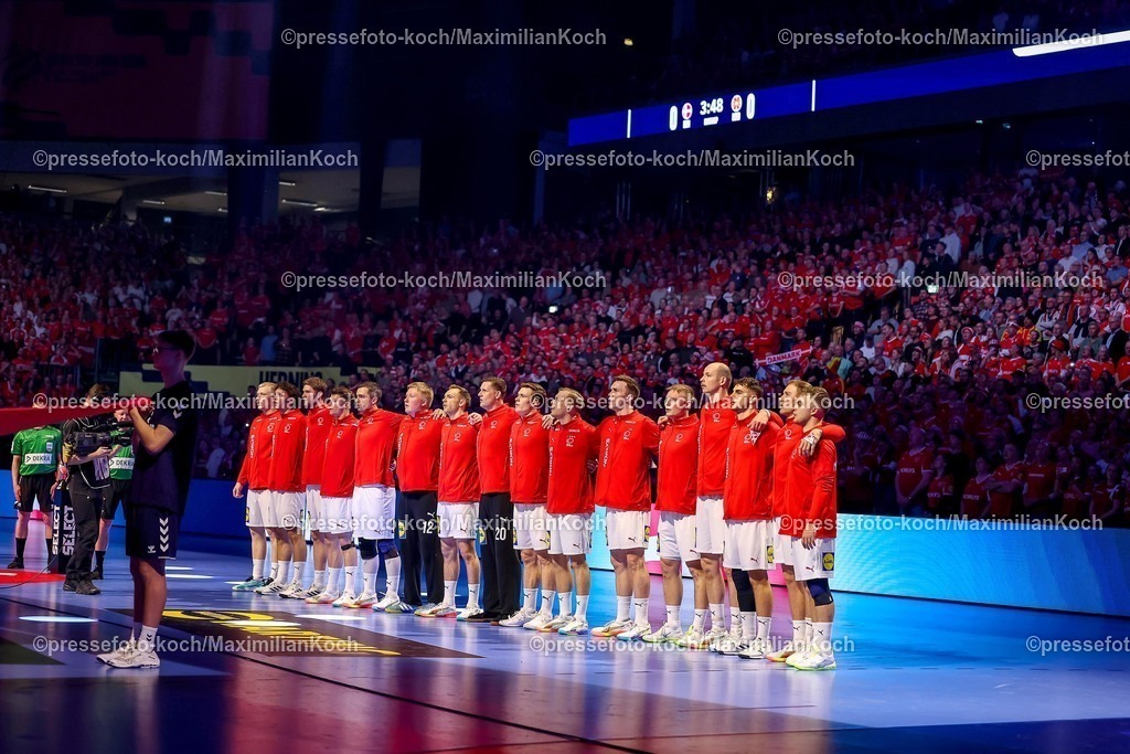 EHF16012602012 | 16.01.2026, Handball, Men's EHF EURO 2026, Dänemark - Nordmazedonien, Jyske Bank Boxen in Herning, Dänemark, Preliminary Round: Dänemarks Nationalmannschaft steht Arm in Arm bei der Nationalhymne zusammen L-R  Magnus Saugstrup Jensen (Denmark #15)  Niclas Vest Kirkelokke (Denmark #03)  Magnus Landin Jacobsen (Denmark #04)  Emil Jakobsen (Denmark #07)  Rasmus Lauge Schmidt (Denmark #11)  Emil Nielsen (Denmark #12)  Mathias Gidsel (Denmark #19)  Kevin Moller (Denmark #20)  Lukas Lindhard Jorgensen (Denmark #25)  Johan a Plogv Hansen (Denmark #26)  Lasse Bredekjaer Andersson (Denmark #28)  Emil Siersbaek Bergholt (Denmark #33)  Simon Hald Jensen (Denmark #34)  Mads Hoxer Hangaard (Denmark #38)  Simon Bogetoft Pytlick (Denmark #43)  Mads Svane Knudsen (Denmark #59) 