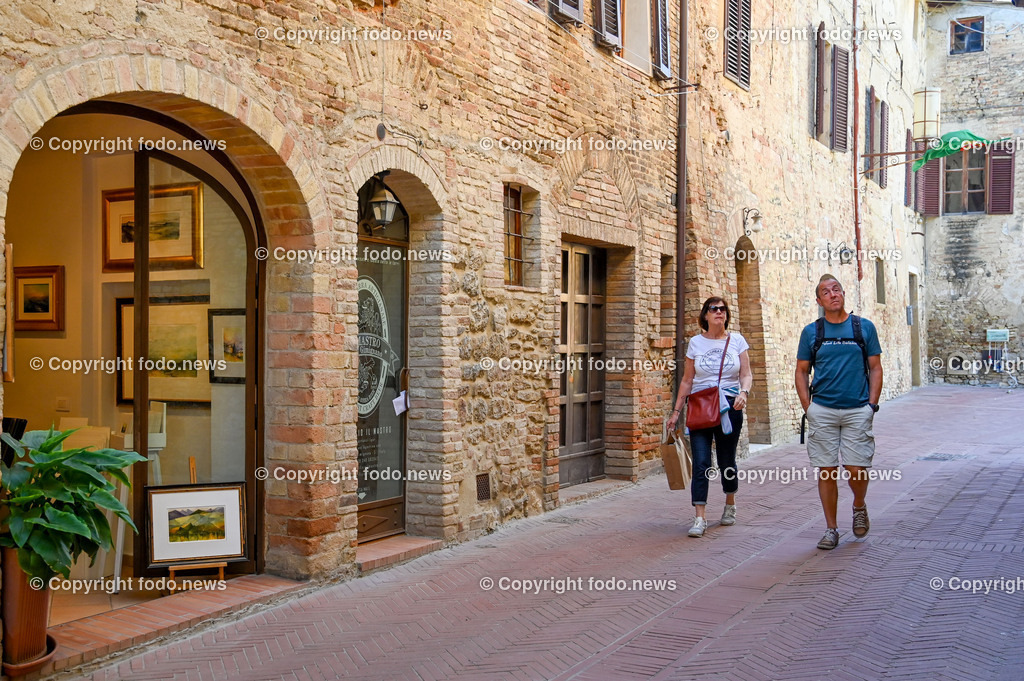 Italien_ Toskana_ San Gimignano_ 31.05.2024-180 | 31.05.2024, Italien, ITA, Toskana, San Gimignano im Bild Stadtansichten Gebäude, Architektur, Touristen, Historisch, Souvenir, Ansichten der berühmten Stadt San Gimignano in der Toskana-Italien - View of the famous town San Gimignano in Tuscany-ItalySan Gimignano ist eine italienische Kleinstadt in der Toskana mit einem mittelalterlichen Stadtkern. San Gimignano wird auch die Stadt der Türme genannt. Die Stadt liegt in der Provinz Siena. Sie gehört neben Florenz, Siena und Pisa zu den von Touristen meist besuchten Zielen in der Toskana.
