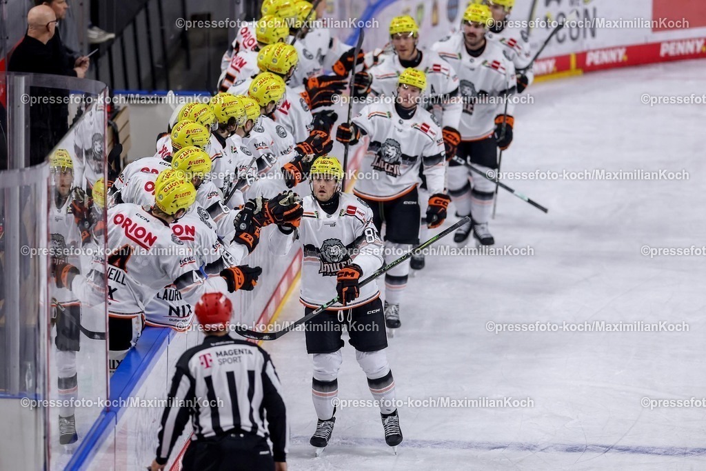 Koe30122401051 | 30.12.2024, Eishockey, Penny DEL, Kölner Haie - Löwen Frankfurt, Spieltag 32, Lanxess-Arena Köln: Torjubel nach dem 1:0 durch Torschütze Chris Wilkie (FRA #84)