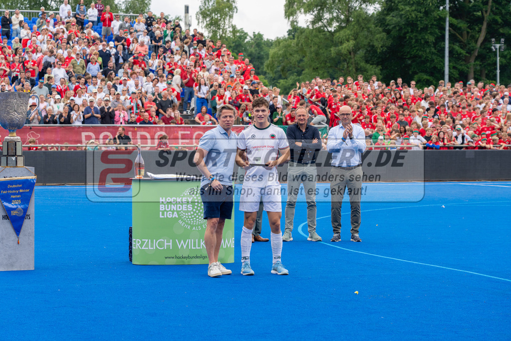 Final4_20250601-1525-HK108795 | Krefeld, Deutschland, 01.06.2025:  Feldhockey Final4 2025 – „Deutsche Feldhockey-Meisterschaften 2025“ Crefelder HTC - Rot-Weiss Köln (Finale Herren) im Gerd-Wellen-Hockeyanlage am 01.06.2025 in Krefeld, Deutschland. (Foto von Kramhöller/Fehrmann/Kaste)Krefeld, Germany, 01.06.2025: Feldhockey Final4 2025 – „Deutsche Feldhockey-Meisterschaften 2025“ Harvestehuder HTC - Düsseldorfer HC (Finale Damen) in Gerd-Wellen-Hockeyanlage at 01.06.2025 in Krefeld, Deutschland. (Foto from Kramhöller/Fehrmann/Kaste)