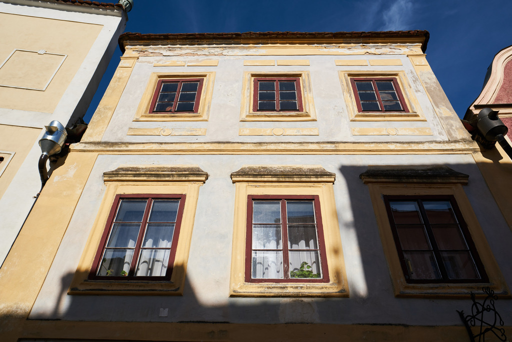 Renovierte Hauszeile in der Gasse Panska | Budweis, Tschechoslowakei - June 16, 2022: Renovierte Hauszeile in der Gasse Panska - Realisiert mit Pictrs.com