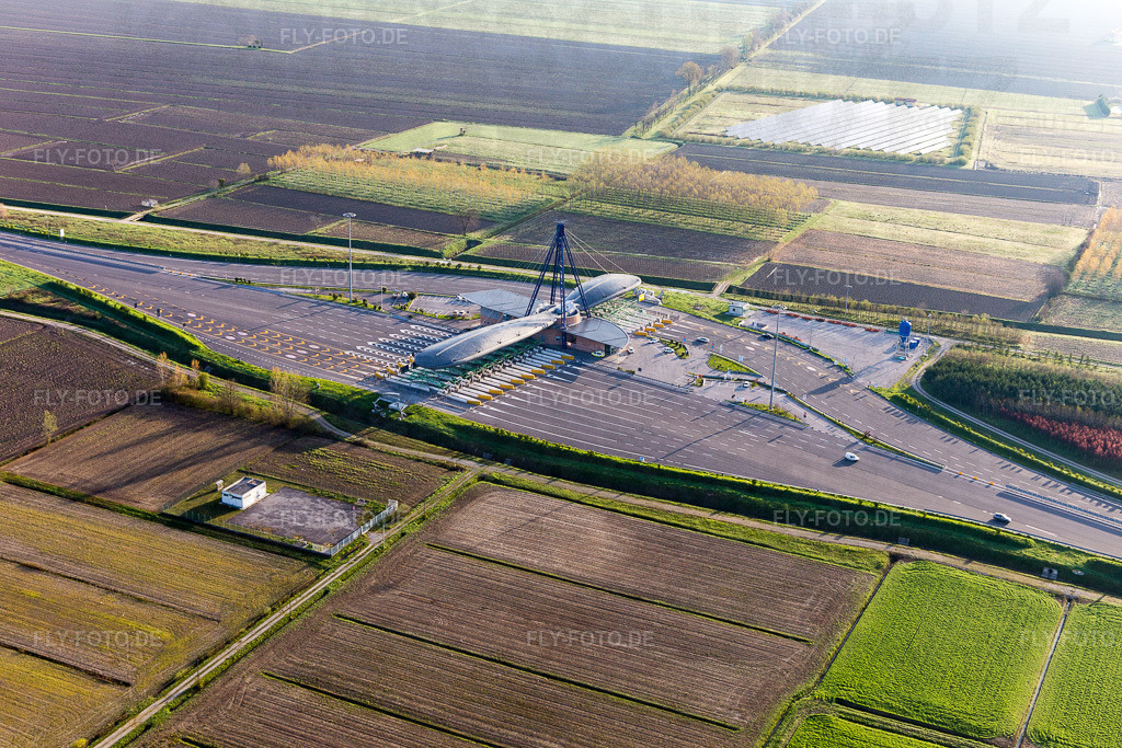Autobahn- Mautstation und Zahlstelle der A4 (Punto Blu) in Friuli-Venezia Giulia | Luftbild: Autobahn- Mautstation und Zahlstelle der A4 (Punto Blu) in Friuli-Venezia Giulia in Ronchis im Bundesland Udine in Italien. Foto: IMG_105674.jpg vom 08.04.2018 durch Werner Riehm/FLY-FOTO.de - Realisiert mit Pictrs.com