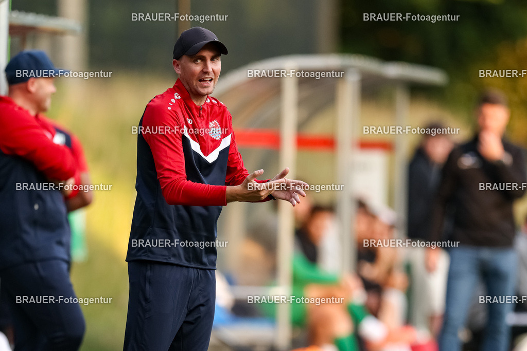 1_KFCWAT_20250723_0714.JPG -  - KFC Uerdingen - SG Wattenscheid 09 - Testspiel | Krefeld, Deutschland, 23.07.25: Trainer Julian Stöhr (KFC Uerdingen) gestikuliert, Gestik waehrend des Testspiel Spiels zwischen KFC Uerdingen - SG Wattenscheid 09 in der Covestro Sportpark am 23. July 2025 in Krefeld, Deutschland. (Foto von Stefan Brauer/Brauer-Fotoagentur)