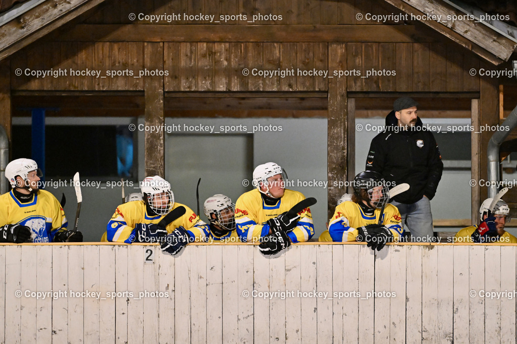 ELV Zauchen vs. EC Tigers Paternion  | Spielerbank ELV Zauchen, Headcoach ELV Zauchen Daniel Kudler, ELV Zauchen vs. EC Tigers Paternion , ELV Zauchen vs. EC Tigers Paternion  am 02.01.2025 in Eisoval Zauchen (Stadthalle Villach), Austria, (Photo by Bernd Stefan)