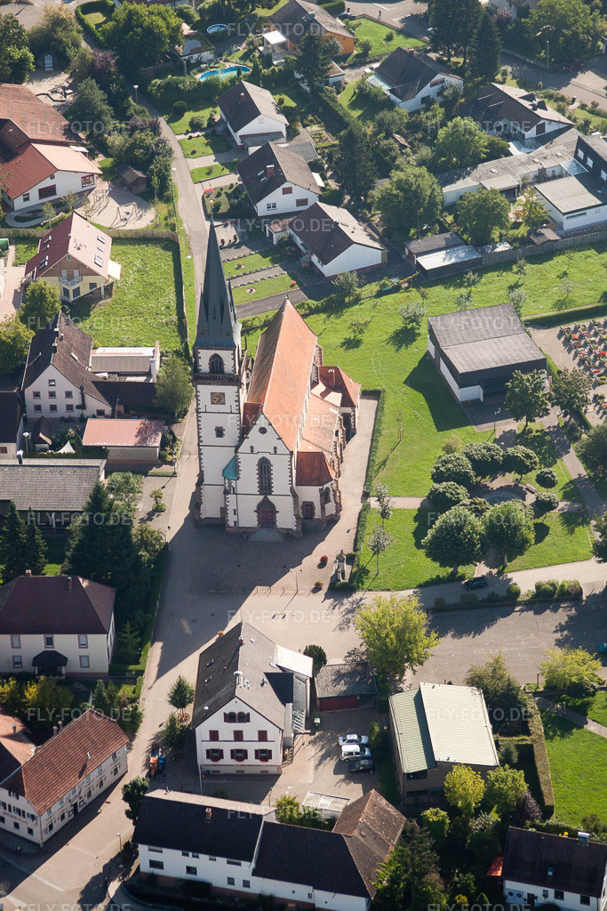 Luftbild: Kirchengebäude im Dorfkern im Ortsteil Großweier in Achern im Bundesland Baden-Württemberg in Deutschland. Foto: IMG_31682.jpg vom 20.08.2010 durch Werner Riehm/FLY-FOTO.de