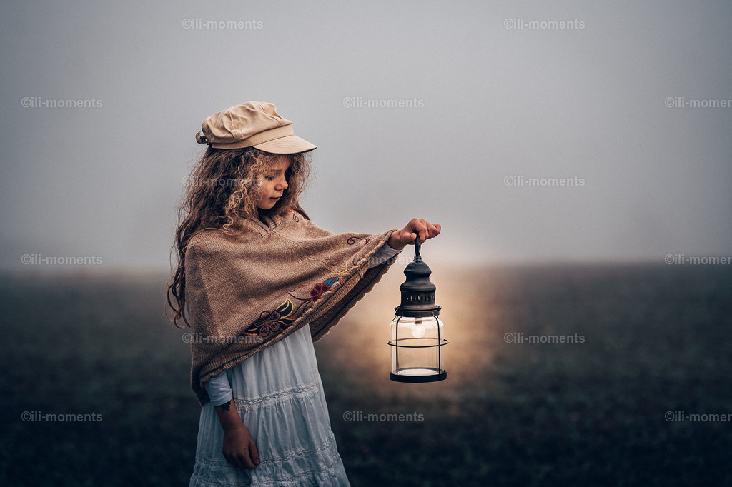 Licht im Dunkeln | „Licht im Dunkeln“ fängt Hoffnung und Orientierung inmitten der Dunkelheit ein – ein starkes, symbolträchtiges Werk der künstlerischen Fotografie. Jetzt als hochwertiger Fine-Art-Print im Onlineshop erhältlich. - Realisiert mit Pictrs.com