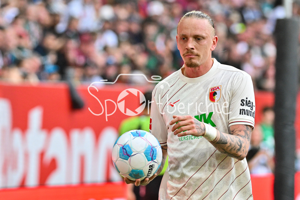 FC Augsburg - SG Eintracht Frankfurt | im Bild Marius WOLF (FC Augsburg 11) mit Ball in der Hand / Einzelfoto / Freisteller / Bundesliga: FC Augsburg - Eintracht Frankfurt, WWK Arena am 20.04.2025
