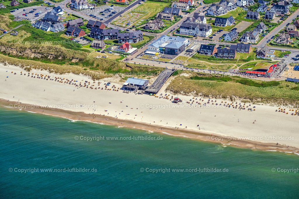 Sylt_Wenningstedt_Strand_Gosch_ELS_4581130625 | WENNINGSTEDT (SYLT) 13.08.2025 Gebäude des Restaurant " Gosch " in Wenningstedt (Sylt) auf der Insel Sylt im Bundesland Schleswig-Holstein, Deutschland. // Building of the restaurant " Gosch " in Wenningstedt (Sylt) at the island Sylt in the state Schleswig-Holstein, Germany. Foto: Martin Elsen