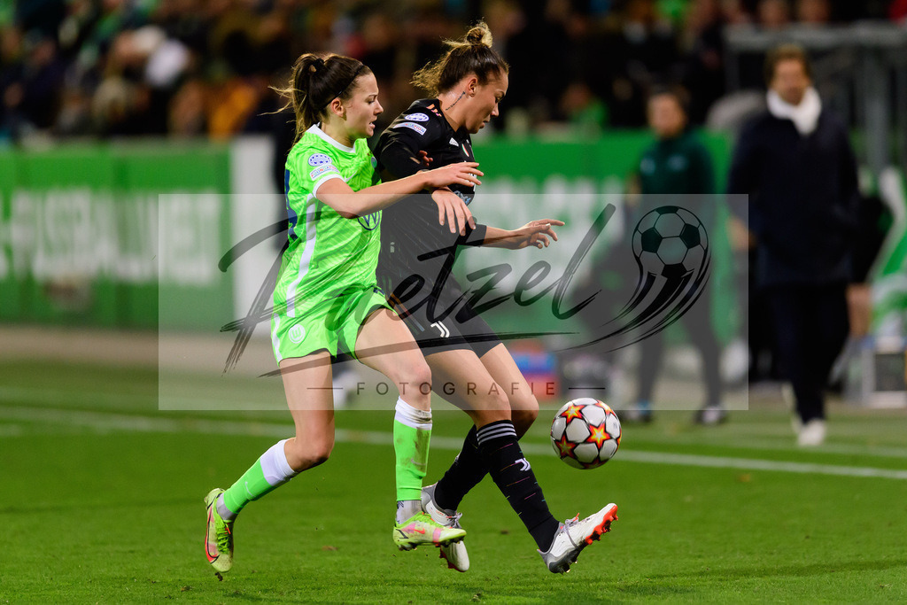 WOBJUV20211118_059 | Fussball, Frauen: Joelle Wedemeyer (VfL Wolfsburg) und Andrea Staskova (Juventus FC) im Zweikampf bei dem Spiel der UEFA Women´s Champions League zwischen VfL Wolfsburg und Juventus Turin im AOK-Stadion am 18.11.2021 in Wolfsburg, Deutschland. - Realisiert mit Pictrs.com