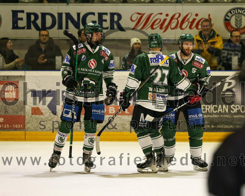 2024-01-05_149_TSV_Erding_gegen_VfE_Ulm-Neu-Ulm | Erding, Deutschland, 05.01.2024:
Eishockey, Bayernliga Vorrunde 2023 / 2024, 22. Spieltag, TSV Erding gegen VfE Ulm/Neu-Ulm, Endergebnis: 7:6

Simon Franz (Erding Gladiators, #4), Mark Waldhausen (Erding Gladiators, #27), Petr Pohl (Erding Gladiators, #55)

Foto: Christian Riedel / fotografie-riedel.net