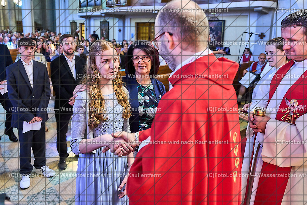 ALP1135_PfarrFirmung Wieselburg_Firmvorgang | (C)FotoLois.com, Alois Spandl, Firmung in der Pfarrkirche Wieselburg mit Generalvikar Dr. Christoph Weiss, Dechant Pfarrer Daniel Kostrzycki und Monignore Franz Dammerer, Sa 15. Juni 2024.