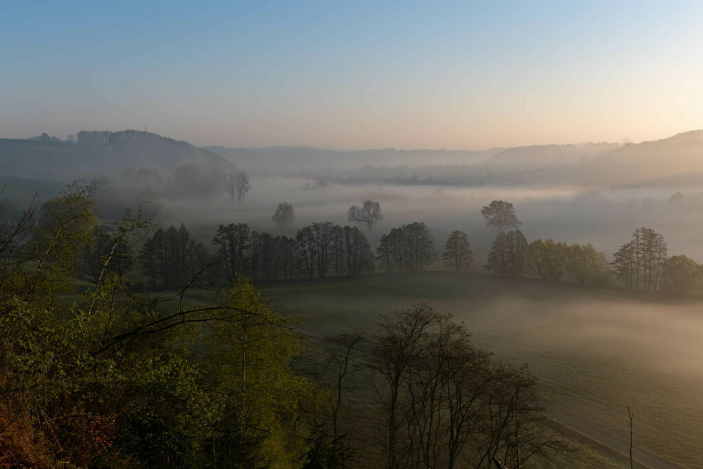 Ausblick ins Aggertal 1 | Sich an die einzigartigen Momente der Natur und Landschaft sowie die Begegnung mit heimischen wilden Tieren zu erinnern, dies kann man anhand den Bilder der Natur und Landschaftsfotografin Sandra Eimermacher.  - Realisiert mit Pictrs.com