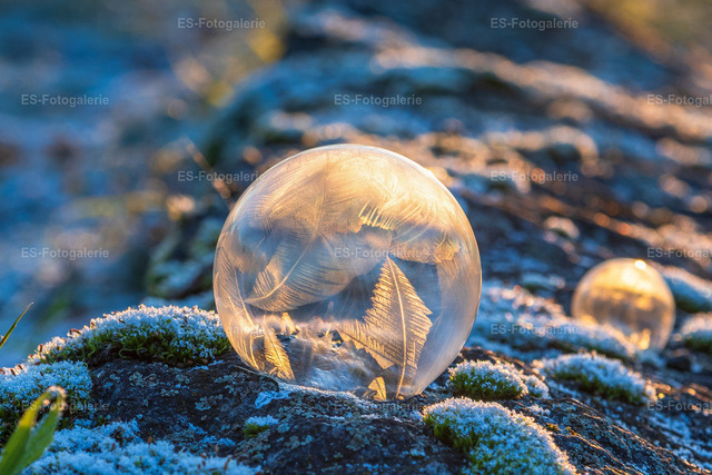 Gefrorene Seifenblase mit Frostkristallen