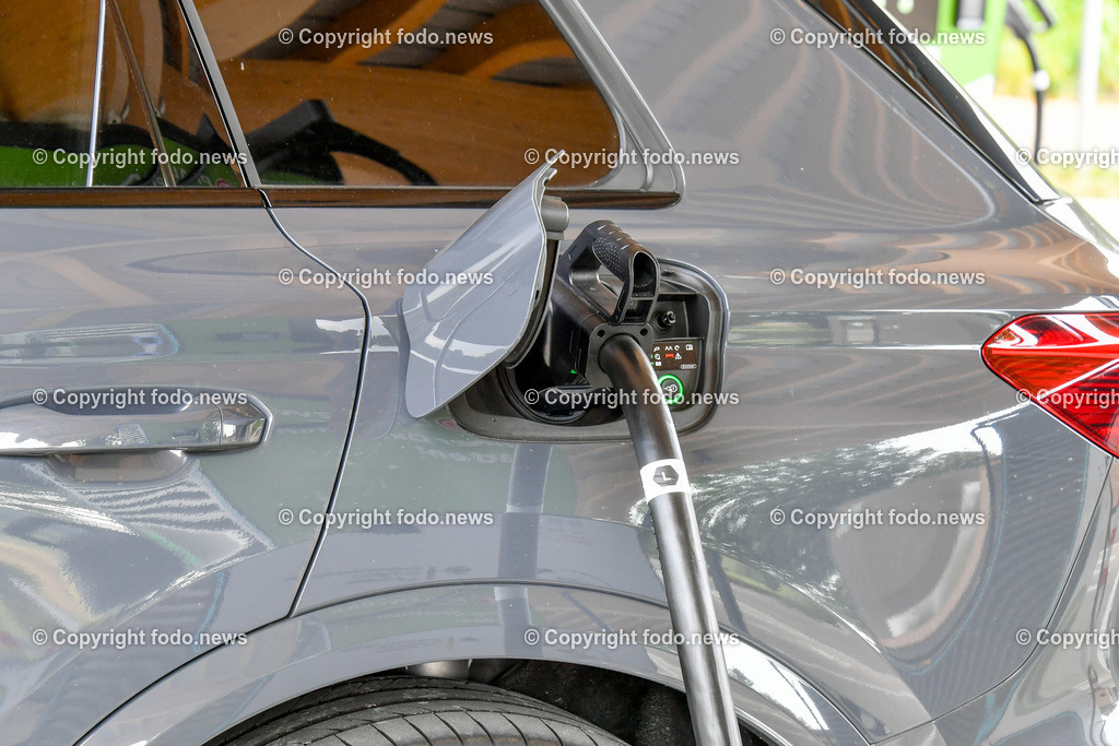 Deutschland_ Baden-Wuerttemberg_ Goeppingen_ 16.08.2025-6 | 16.08.2025, Deutschland, GER, Baden-Wuerttemberg, Goeppingen, im Bild Themenbild, E-Ladestation, E-Ladepark, Elektroauto, E-Auto laden, Strom tanken, Elektromobilitaet, Schnellladen, Ladesaeule, gruener Strom, nachhaltige Mobilitaet, Ladepunkt, Ladeinfrastruktur, umweltfreundlich, emissionsfrei, Akku aufladen, Zukunft der Mobilitaet, CO2-frei, klimafreundlich, Ladezeit, Parken und Laden, Feature, Symbolbild