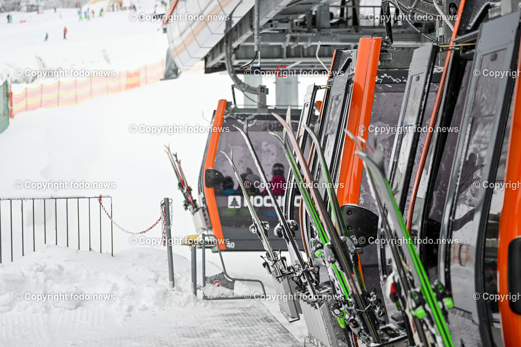 Hochficht_ Skigebiet_ Boehmerwald_ 04.02.2023-21 | 04.02.2023, Hochficht, AUT, Skigebiet Hochficht, Boehmerwald, im Bild Hochficht Bergbahn, Gondel, Skipiste, Mittelstation