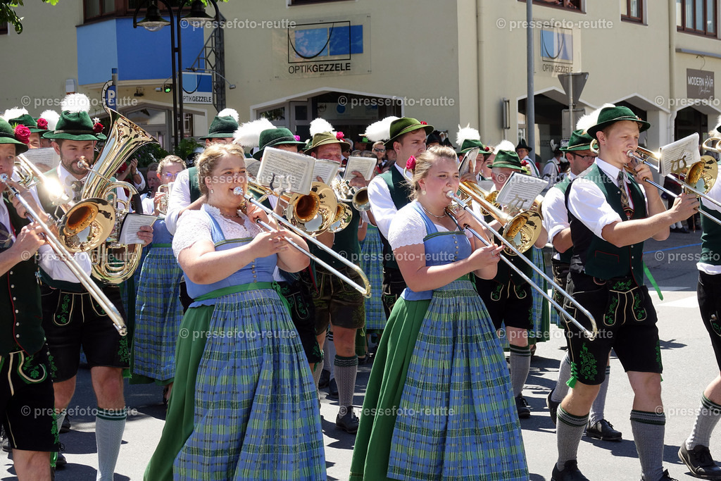 news-2022-Juli17-Musikumzug-Reutte-DSD02943-Bayern-Polling | Info aus dem Bezirk Reutte/Ausserfern Tirol sowie eine umfangreiche Bilddatenbank über die gesamte Region: Lechtal, Talkessel Reutte, Tannheimertal, Zwischentoren. Lech, Plansee, Zugspitze, Grenztunnel, B179, Fernpassstraße, Verkehr, Lawinen, Tradition, - Realisiert mit Pictrs.com
