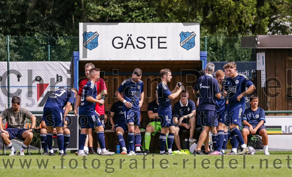 2023-08-26_099_FC_Langengeisling_gegen_TuS_Raubling | Erding, Deutschland, 26.08.2023:
Fußball, Bezirksliga Oberbayern Ost 2023 / 2024, 6. Spieltag, FC Langengeisling gegen TuS Raubling, Endergebnis: 2:0

Alexander Lallinger (TuS Raubling, #10), Bastian Unsin (TuS Raubling, #27), Trainer Hannes Jenewein (TuS Raubling)

Foto: Christian Riedel / fotografie-riedel.net