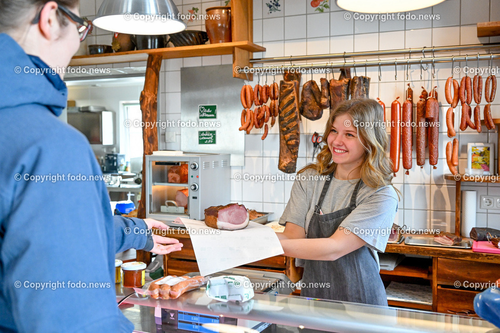 Rosstauscherhof_ Hofladen_ Grensberg_ 10.11.2023-3 | 10.11.2023, Grensberg, AUT, Rosstauscherhof, Hofladen, im Bild Mona Innendorfer (18) beim Verkauf im Hofladen