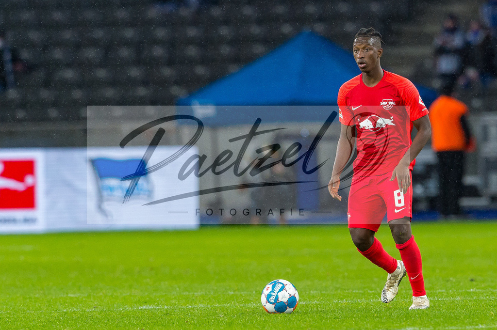 BSCRBL20220220_207 | Fussball, Herren: Amadou Haidara (RB Leipzig) in Aktion, am Ball, Einzelaktion bei dem Spiel der 1. Bundesliga zwischen Hertha BSC und RB Leipzig im Olypiastadion am 20.02.2022 in Berlin, Deutschland.DFB / DFL REGULATIONS PROHIBIT ANY USE OF PHOTOGRAPHS AS IMAGE SEQUENCES AND/OR QUASI-VIDEO. - Realisiert mit Pictrs.com