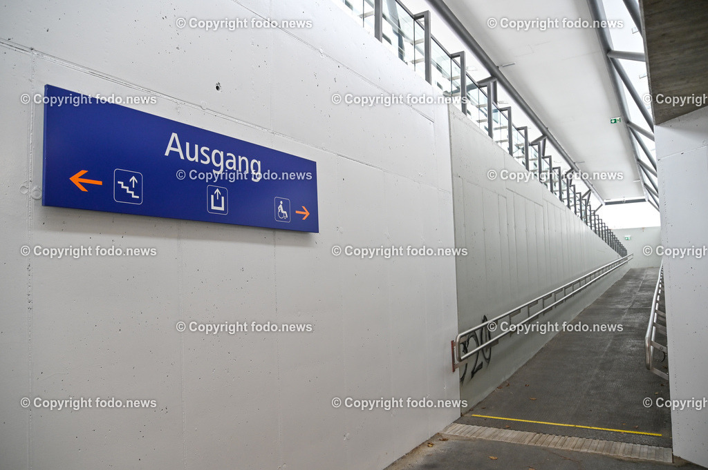 Sankt Georgen an der Gusen_ Bahnhof_ 20.12.2022-24 | 20.12.2022, Sankt Georgen an der Gusen, AUT, Bahnhof, Bahnsteig, im Bild Aufgang, Abgang zu den Bahngleisen