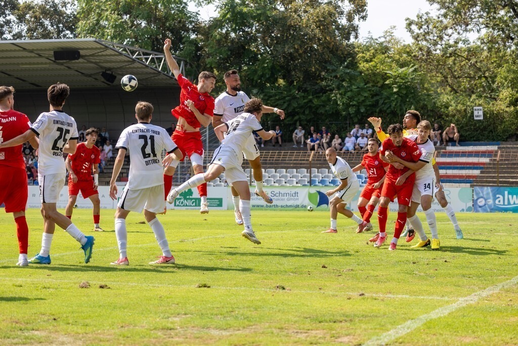 Fußball Regionalliga Südwest 2026/27, 2. Spieltag: VfR Mannheim gegen Eintracht Trier | Fußball Regionalliga Südwest 2026/27, 2. Spieltag: VfR Mannheim gegen Eintracht Trier***Keine Torgefahr nach dem Eckball für Mannheim - Realisiert mit Pictrs.com