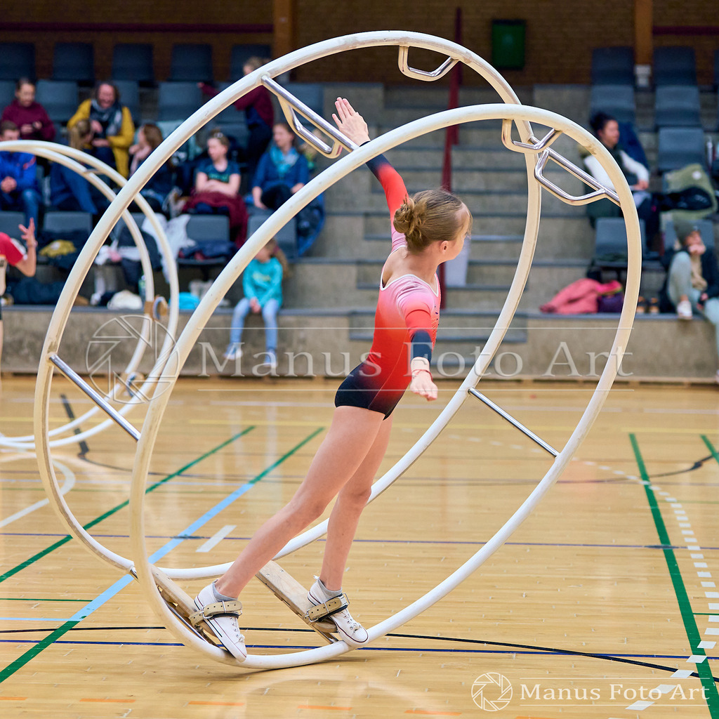 2024-11-09-1-D-DSC00033 | Professionelle Sportfotografie in Hamburg, Schleswig-Holstein und Niedersachsen – spezialisiert auf Rhönrad, Geräteturnen, Leistungsturnen und rhythmische Sportgymnastik. Bundesweite Begleitung von Rhönrad-Events. Jetzt Sport-Fotos - Realisiert mit Pictrs.com