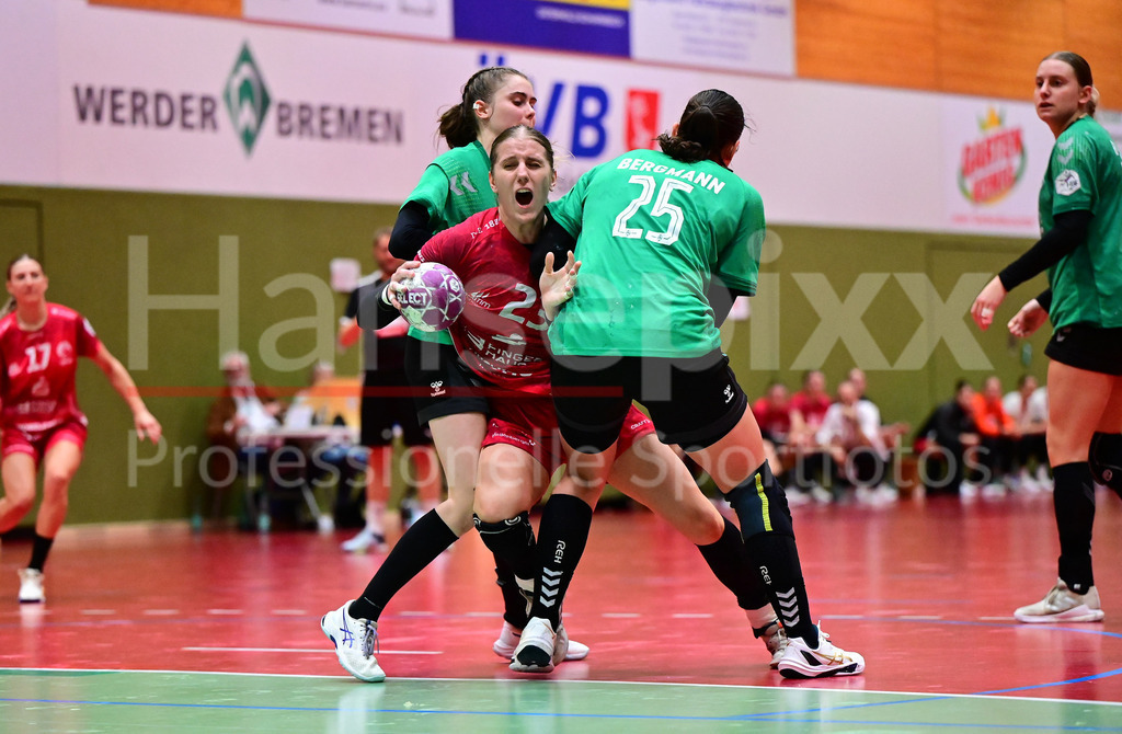 Handball, 2. Bundesliga Frauen, SV Werder Bremen - HSG Bad Wildungen Vipers | v.li.: Chiara Thorn (SV Werder Bremen, 44), Nele Wenzel (HSG Bad Wildungen Vipers, 23) und Anna Lena Bergmann (SV Werder Bremen, 25) im Dreikampf, Zweikampf, Spielszene, Aktion, Action