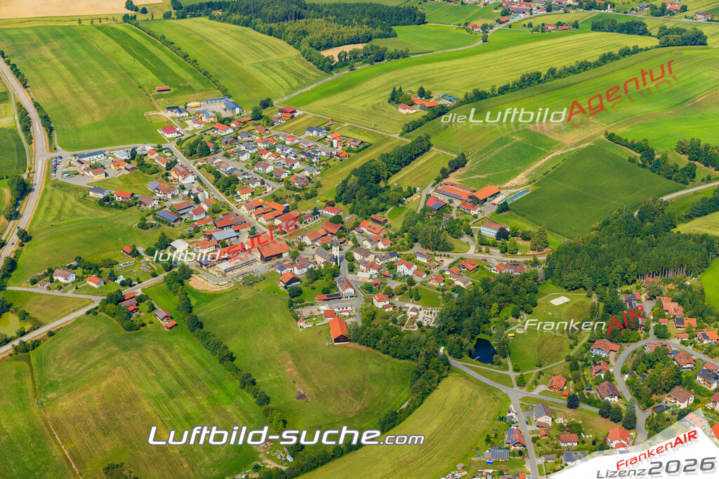 Luftaufnahme der Stadt Eppenschlag - Die Luftaufnahme wurde 2025 vom UL-Flugzeug heraus erstellt ( keine Drohne ) - Hochauflösende Luftaufnahme - für professionelle Ausdrucke geeignet. Die Geschenkidee !Mit Lizenz und Bildrechte bestellbar