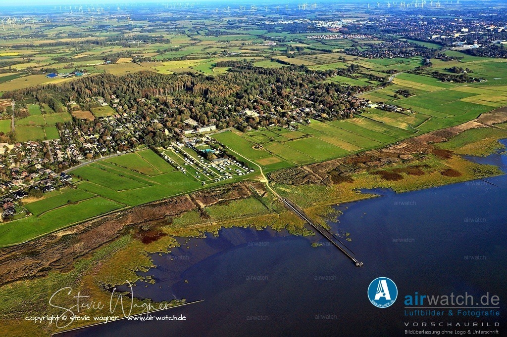 Luftbild Schobüll wurde am 1. Januar 2007 in die Stadt Husum eingemeindet. | Schobüll wurde am 1. Januar 2007 in die Stadt Husum eingemeindet. Traditionell waren die Bewohner in der Landwirtschaft, der Krabbenfischerei und der Landgewinnung tätig, doch heute überwiegt die Wohnnutzung und der Tourismus als Einnahmequelle.
